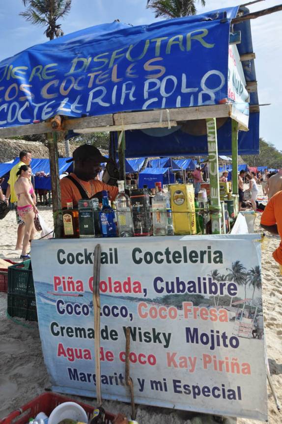 Carrinho de bebidas na Playa Blanca, em Baru, na Colômbia. Até 'Kay Piriña' eles vendem!